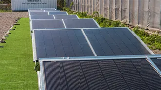Grid-connected photovoltaic panels in series and parallel