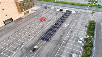 Wind and solar integrated power generation street light